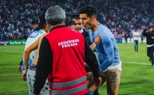 La UC lamentó la invasión a la cancha que, entre otras cosas, dejó a Matías Dituro en ropa interior. | Foto: Guille Salazar