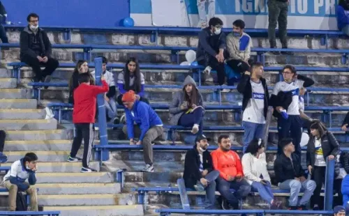 Algunos no invadieron la cancha, pero destruyeron tablones para llevárselos a sus casas. | Foto: Agencia Uno