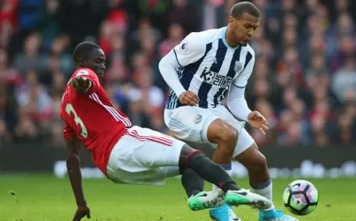 Eric Bailly en acción frente al venezolano José Salomón Rondón. (Agencia Uno).