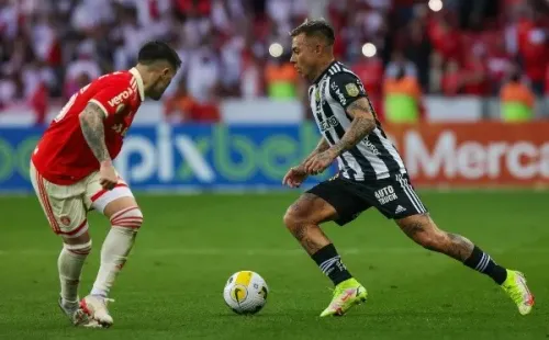 PORTO ALEGRE, BRAZIL - JULY 31: (L-R) Fabricio Bustos of Internacional and Eduardo Vargas of Atletico Mineiro fight for the ball during the match between Internacional and Atletico Mineiro as part of Brasileirao Series A at Beira-Rio Stadium on July 31, 2022 in Porto Alegre, Brazil. (Photo by Silvio Avila/Getty Images)-Not Released (NR)
