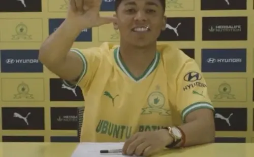 Marcelo Allende firmando el contrato.