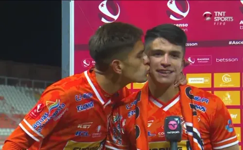 Jorge Espejo recibió todo el cariño de sus compañeros. (Foto: Captura TNT Sports)