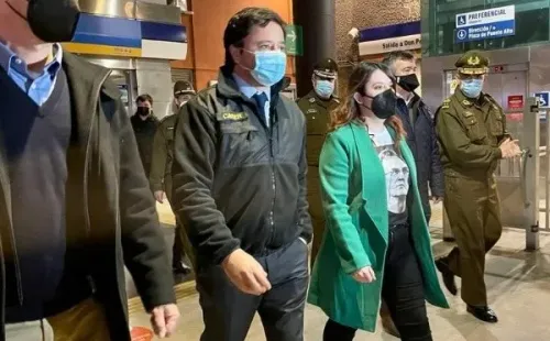 La delegada presidencial Constanza Martínez con la polera de Marcelo Bielsa.