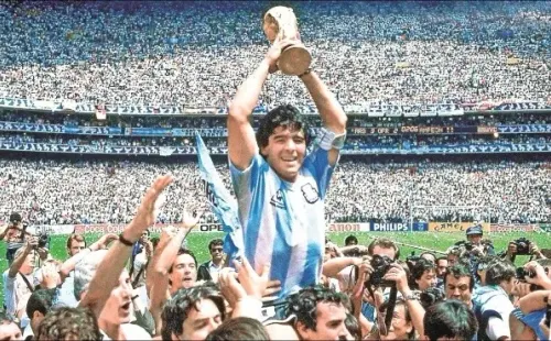 Maradona alzó la segunda Copa del Mundo para Argentina en México 86. | Foto: Archivo