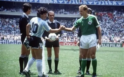 Diego Maradona y Karl-Heinz Rummenigge, los capitanes de Argentina y Alemania Federal, en la final del Mundial de México 1986. | Foto: Archivo