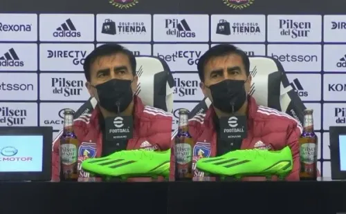 A Quinteros no le gustó la pregunta acerca de su viaje a Portugal. | Foto: Colo Colo