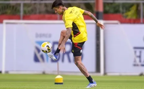 Erick Pulgar tiene todo listo para hacer su estreno ante Botafogo, pero no como titular. Eso sí, depende de la práctica del sábado para convecer a su DT. Foto: Comunicaciones Flamengo.