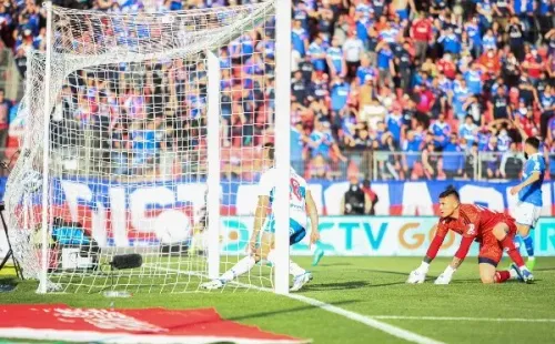 Clemente Montes terminó dentro del arco tras anotar en el Clásico Universitario. (Agencia Uno).