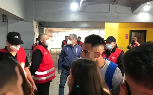 Mauricio Isla se fotografió con fanáticos y fanáticas de la U tras el Clásico Universitario (Cristián Fajardo | Redgol).