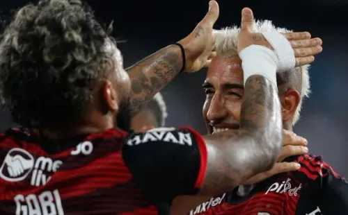 Gabigol le peina el mohicano a Vidal tras el gol del triunfo (Foto: Flamengo)