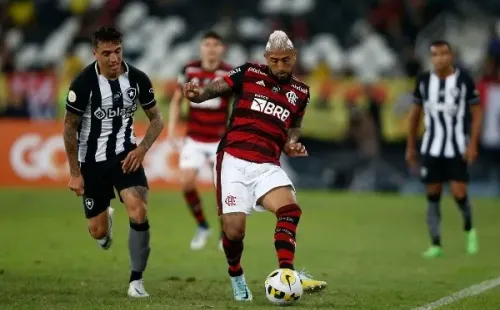 RIO DE JANEIRO, BRAZIL - AUGUST 28: Vidal of Flamengo competes for the ball with Saraiva of Botafogo during the match between Botafogo and Flamengo as part of Brasileirao 2022 at Estadio Olimpico Nilton Santos on August 28, 2022 in Rio de Janeiro, Brazil. (Photo by Wagner Meier/Getty Images)-Not Released (NR)