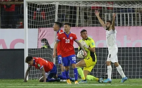 Brayan Cortés en acción por la Roja en la caída ante Uruguay. (Agencia Uno).