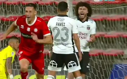 Maximiliano Falcón le hace saber su molestia a Esteban Pavez tras el segundo gol del Quili Christian Vilche. (Captura TNT Sports).
