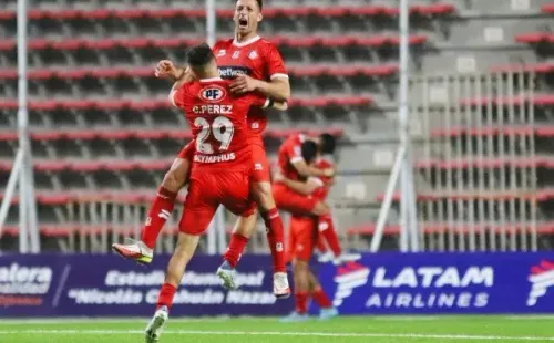 Quili Vilches es abrazado por sus compañeros ( Agencia Uno)