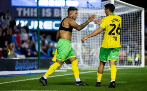 Marcelino Núñez celebra con el cubano Onel Hernández, el héroe de la jornada en la victoria del Norwich City.