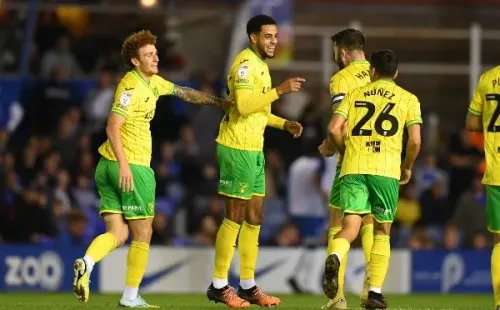 Andrew Obomamidele felicita a Marcelino Núñez por el gran tiro libre que ejecutó y fue clave para el empate transitorio del Norwich City. (Getty Images).