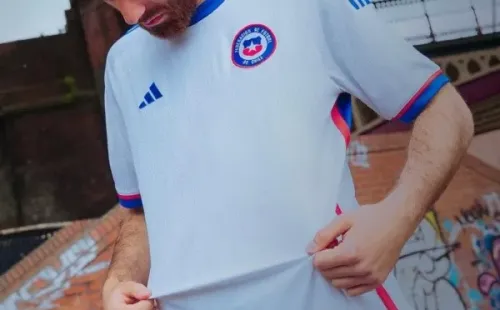 Ben Brereton luce la nueva camiseta de la selección chilena. | Foto: @LaRoja