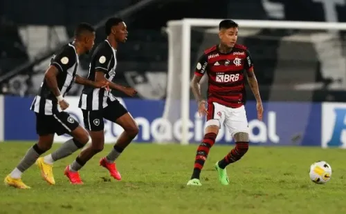 Erick Pulgar ya da que hablar con la camiseta del Flamengo. Foto: Comunicaciones Flamengo