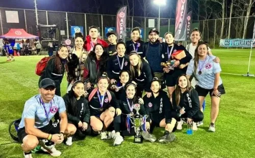 Rodillitas FC terminó en el tercer lugar del Clasificatorio Nacional de Fútbol 7, con Yanara Aedo (al medio) en el equipo. (Rodillitas)
