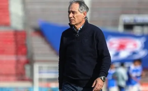 Ariel Holan sigue luchando para levantar a la UC. Foto: Agencia Uno