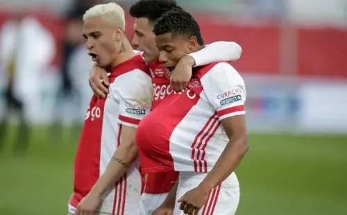 Antony celebra junto a Lisandro Martínez (el del medio) y David Neres (tiene la pelota debajo de la camiseta). Foto: Getty Images.