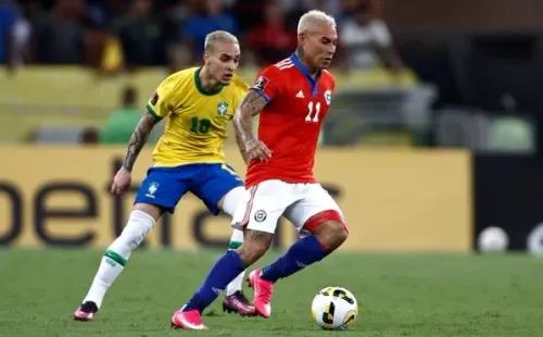 Antony en el duelo que Brasil le ganó a Chile por 4-0. Persigue a Eduardo Vargas. (Getty Images).