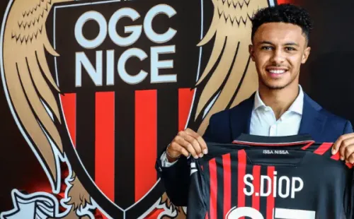 Sofiane Diop posa con el “37” del Niza, su nuevo equipo en la Ligue 1.
