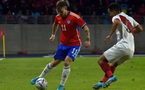 Bruno Barticciotto jugando por la Roja ante Perú (Agencia Uno)