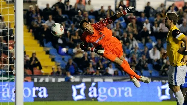 Claudio Bravo tuvo que ser inscrito a última hora por los topes salariales del Betis