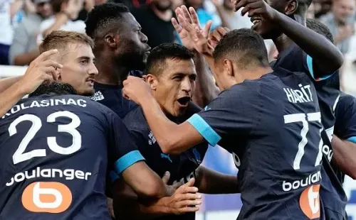 Abrazos para AS70: Alexis Sánchez marca su tercer gol con el Olympique de Marsella en Francia.