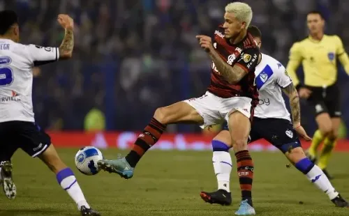 Pedro la rompió y anotó en el 32′, 61′ y 83′. Algo que no le gustó nada a un trabajador de Vélez, quien lo dejó sin premio. | Foto: Flamengo
