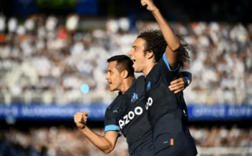 Alexis Sánchez celebra su gol con Mattéo Guendouzi, su asistidor. (Getty Images).
