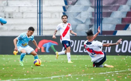 Diego Buonanotte dejó pagando al defensor argentino Lucas Trejo antes de anotar su tercer gol para el Sporting Cristal de Perú.