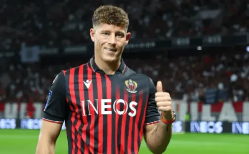 Ross Barkley posa con la camiseta del Niza de Francia.