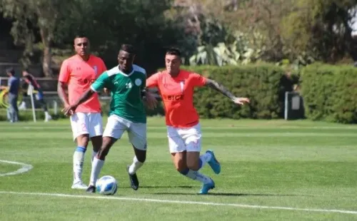 Augustine Ezeali convirtió uno de los goles para Rodelindo Román. Foto: Cruzados.