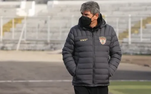 Emiliano Astorga con el buzo de Cobreloa. (Agencia Uno).
