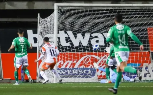 Gastón Lezcano marcó así el primer gol del empate entre Cobresal y Audax Italiano. (Agencia Uno).