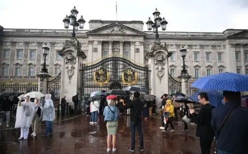 Multitudes se reúnen a las afueras del del Palacio de Buckingham tras la muerte de la Reina Isabel II | Foto: Getty Images