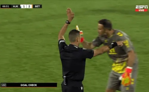 Bravo discutió con el árbitro del Betis vs HJK. | Foto: ESPN