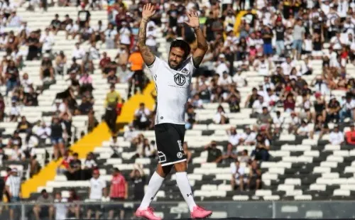 Todo el Monumental tiene más que claro quien es Jorge Valdivia, menos la persona que casi le niega el ingreso al estadio. | Foto: Agencia Uno