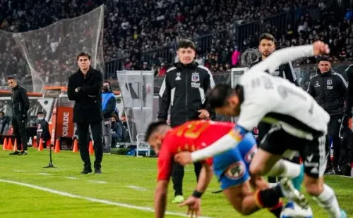 Quinteros miró atentamente cada jugada de sus dirigidos en el triunfo ante Unión Española. | Foto: Guille Salazar