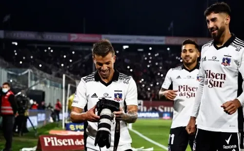 Gabriel Costa celebró como fotógrafo el cuarto gol de Colo Colo ante Unión Española. (Foto: Agencia UNO)