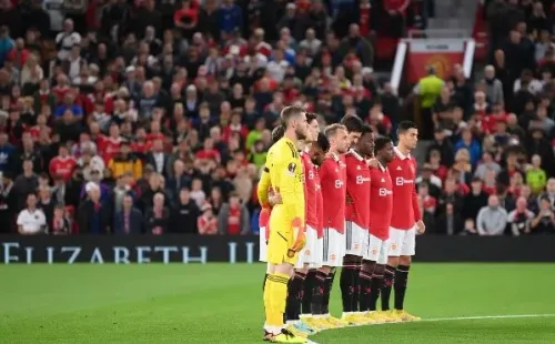 Manchester United jugó Europa League ante la Real Sociedad el día que falleció la Reina Isabel y le hicieron un sentido homenaje en cancha. | Foto: Getty