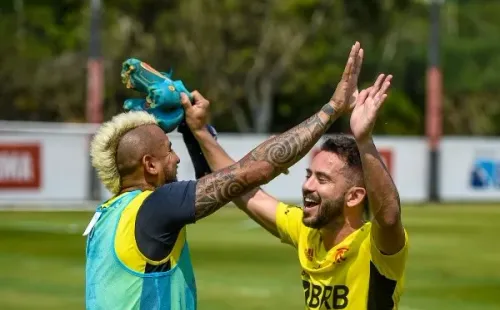 La alegría de Vidal festejada por sus compañeros. Foto: Flamengo.