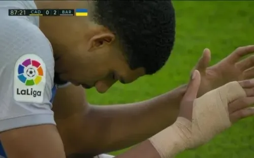 La preocupación de Ronald Araújo mientras todo sucedía. (Foto: Captura Espn)