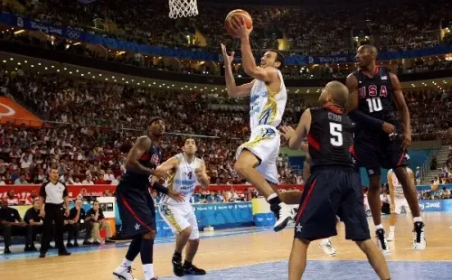 Manu Ginóbili defendió la camiseta de Argentina en los Juegos Olímpicos de Beijing 2008 y enfrentó a la leyenda Kobe Bryant. | Foto: Getty