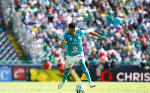LEON, MEXICO - AUGUST 13: Byron Castillo of Leon drive the ball during the 8th round match between Leon and Mazatlan FC as part of the Torneo Apertura 2022 Liga MX at Leon Stadium on August 13, 2022 in Leon, Mexico. (Photo by Leopoldo Smith/Getty Images)-Not Released (NR)