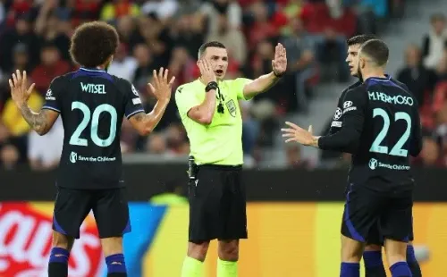 El árbitro inglés Michael Oliver y el VAR se comen un penal para el Atlético Madrid. (Foto: Getty Images)