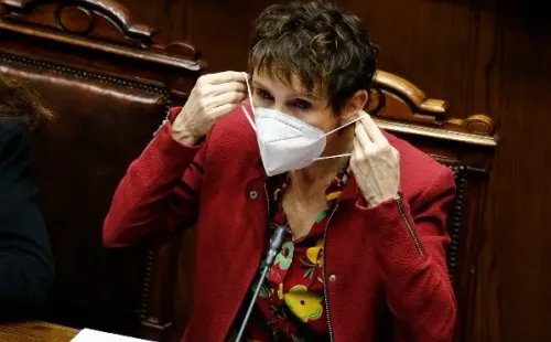 En medio de la discusión, la ministra Tohá enfatizó que la medida “no nos gusta, pero tenemos una obligación” y colocó plazo de seis meses para solucionar problemas en la zona. (Agencia Uno)