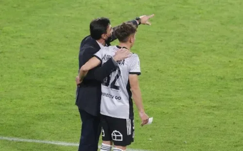 Gustavo Quinteros le da indicaciones a Luciano Arriagada en el duelo ante Deportes La Serena (Agencia Uno).